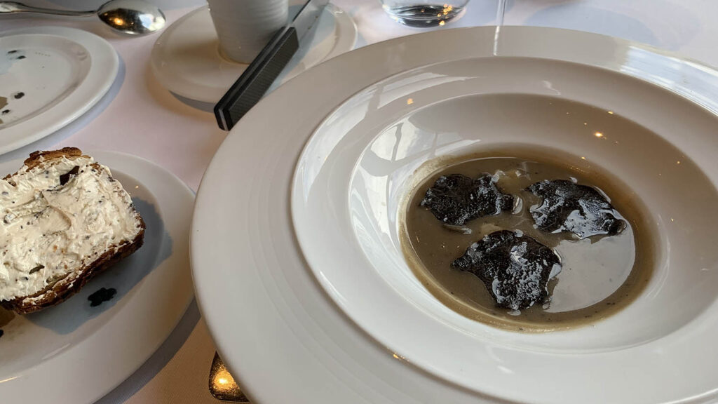 soupe d’artichaut à la truffe noire - Guy Savoy Quai